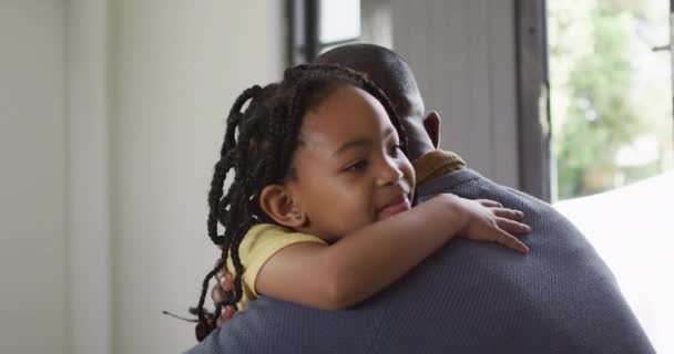 Gelukkige Afrikaanse Amerikaanse Dochter Vader Knuffelend Bank Kwaliteit Familie Tijd — Stockvideo