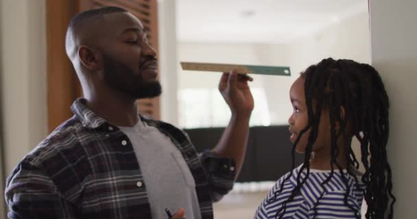 Een Gelukkige Afro Amerikaanse Vader Die Zijn Dochter Thuis Meet — Stockvideo