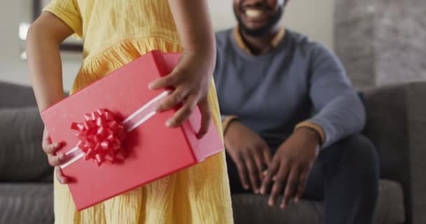 Hija Afroamericana Dando Regalo Padre Sorprendido Celebración Calidad Tiempo Familia — Vídeos de Stock