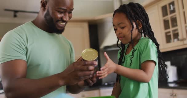 Счастливый Африканский Американский Отец Дочь Читают Этикетку Кухне Качественное Семейное — стоковое видео