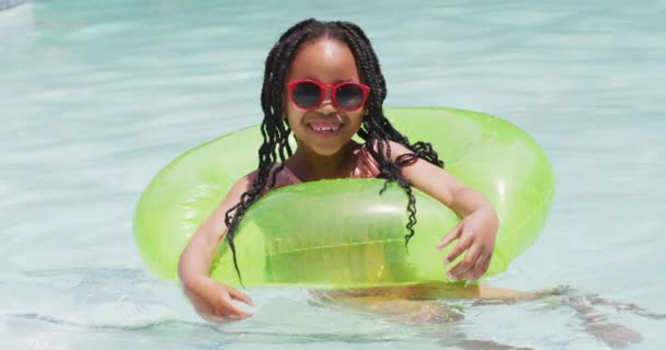 Fröhliches Afrikanisch Amerikanisches Mädchen Mit Sonnenbrille Und Aufblasbarem Ring Kindheit — Stockvideo