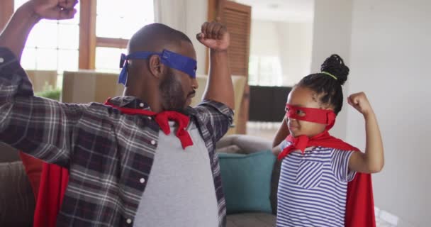 快乐的非洲裔美国人的女儿和父亲玩的开心 穿着超级英雄的服装 优质家庭团聚时间 — 图库视频影像