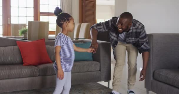Šťastná Africká Americká Dcera Otec Baví Tančí Obývacím Pokoji Kvalitní — Stock video