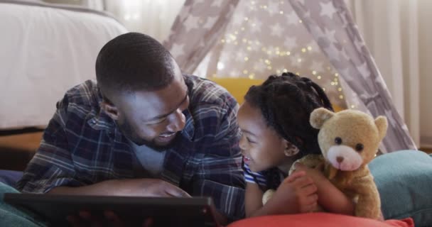 Feliz Pai Filha Afro Americanos Deitados Tenda Usando Tablet Com — Vídeo de Stock