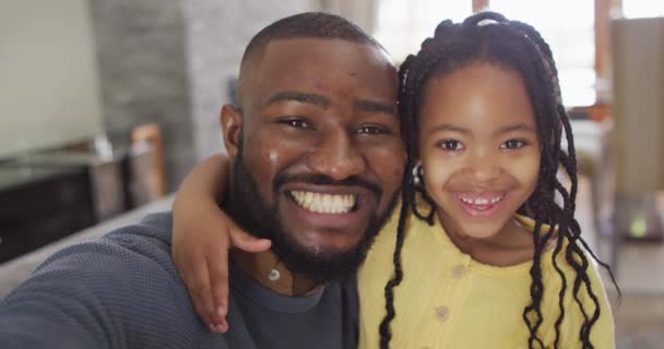 Mutlu Afro Amerikan Kızının Babasının Kanepeye Selfie Çekerken Portresi Teknolojiyle — Stok video