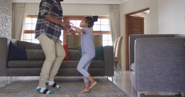 Feliz Afroamericano Hija Padre Divirtiéndose Bailando Sala Estar Tiempo Familiar — Vídeos de Stock