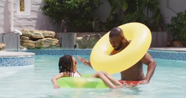 Feliz Padre Afroamericano Hija Divierten Piscina Con Anillos Inflables Tiempo — Vídeo de stock