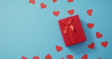 Sevgililer gününde mavi arka planda kırmızı ve kırmızı kalpler var. Sevgililer günü, aşk ve kutlama konsepti..