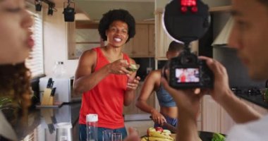 Mutfakta çeşitli arkadaş grupları mutfak videosu blogu hazırlıyor. Teknoloji, sosyal medya ve evde arkadaşlarla takılmak.