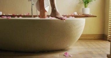 Küvetten çıkan melez bir kadının bacakları. Güzellik, sağIık ve özgüven, evde boş vakitlerin tadını çıkarmak..