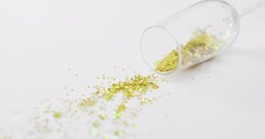 Yeni yıl arifesinde beyaz arka planda şampanya kadehi ve konfeti. Yeni yıl, yeni yıl partisi, şenlik ve kutlama konsepti.