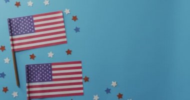Mavi arka planda kırmızı ve mavi yıldızlı Amerikan bayrakları var. Vatanseverlik ve kutlama kavramı.