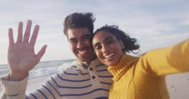 Mutlu İspanyol çiftin plajda selfie çekerken portresi. Tatiller, rahatlama, açık hava yaşam tarzı ve birliktelik..