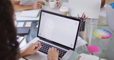 Kopya alanı olan dizüstü bilgisayarla çalışan melez kadınları kapatın. Teknoloji ve iletişim, evden esnek çalışma.