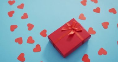 Sevgililer gününde mavi arka planda kırmızı ve kırmızı kalpler var. Sevgililer günü, aşk ve kutlama konsepti..