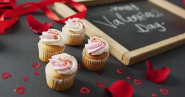 Sevgililer Günü mesajın ve gri arka planda keklerin kutlu olsun. Sevgililer günü, aşk ve kutlama konsepti..