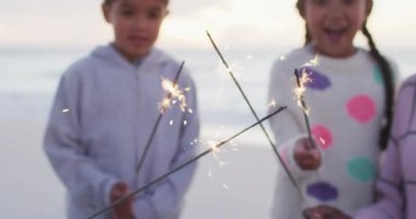 Mutlu İspanyol anne, kız ve oğlu sahilde maytaplarla oynuyor. Aile tatilleri, boş zaman, birliktelik ve dışarıda zaman geçirmek..