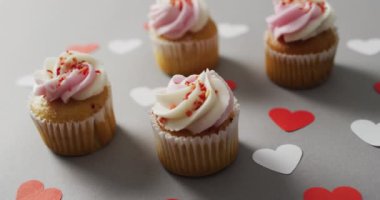 Sevgililer gününde yeşil arka planda kağıt kalpler ve kekler. Sevgililer günü, aşk ve kutlama konsepti..