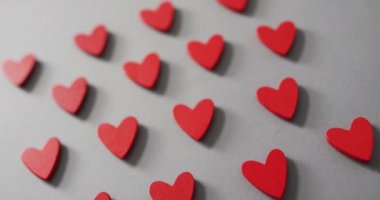 Sevgililer gününde gri arka planda kırmızı tahta kalpler. Sevgililer günü, aşk ve kutlama konsepti..