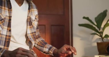 Tam olarak atölyede çalışan Afro-Amerikan bir adamın profili. Bağımsız küçük işletmeci iş başında.