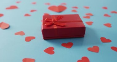 Sevgililer gününde mavi arka planda kırmızı ve kırmızı kalpler var. Sevgililer günü, aşk ve kutlama konsepti..