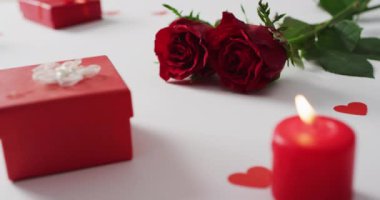 Sevgililer gününde beyaz arka planda kırmızı güller ve hediyeler. Sevgililer günü, aşk ve kutlama konsepti..