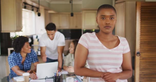 아프리카 미국인 부엌에서 친구들 작업을 있습니다 의사소통 집에서 일하는 융통성 — 비디오
