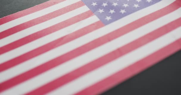 Видео Трех Флагов Соединенных Штатов Америки Сером Фоне Американский Патриотизм — стоковое видео