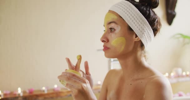 Profil Biraciální Ženy Která Dívá Zrcadla Aplikuje Masku Krása Wellness — Stock video