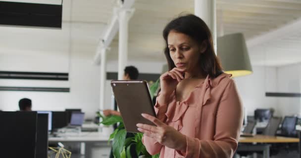 Sonriente Mujer Negocios Caucásica Trabajando Tableta Oficina Negocio Creativo Independiente — Vídeos de Stock