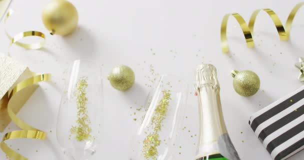 Украшения Шампанское Белом Фоне Канун Нового Года Новый Год Новогодняя — стоковое видео