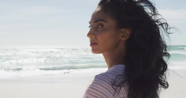 Retrato Una Mujer Hispana Feliz Dando Vueltas Playa Bajo Sol — Vídeo de stock