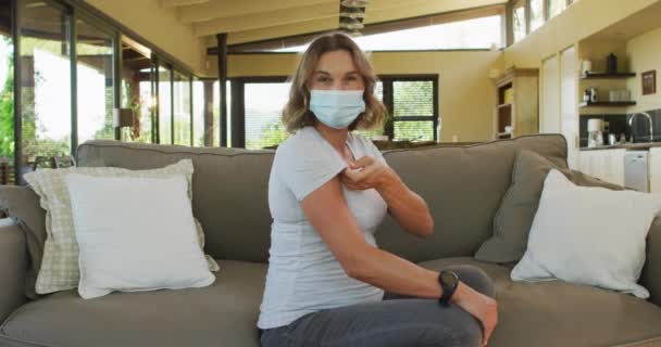 Caucasian Pregnant Woman Face Mask Showing Arm Plaster Vaccination Pregnancy — Stock video