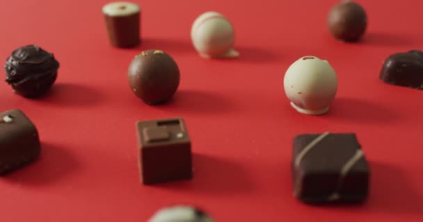 Schwarze Und Weiße Pralinen Auf Rotem Hintergrund Valentinstag Valentinstag Liebe — Stockvideo