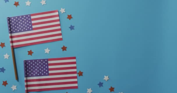 Amerikanische Flaggen Mit Roten Und Blauen Sternen Auf Blauem Hintergrund — Stockvideo