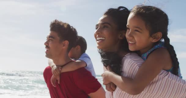 Glückliche Hispanische Eltern Tragen Ihre Kinder Huckepack Und Gehen Strand — Stockvideo