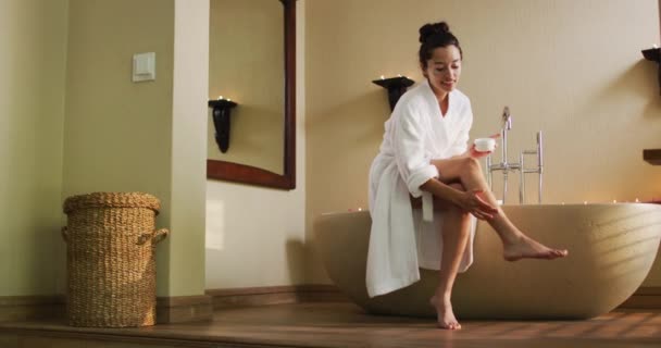 Boldog Félvér Aki Testápolót Használ Fürdőszobában Szépség Wellness Öngondoskodás Otthon — Stock videók
