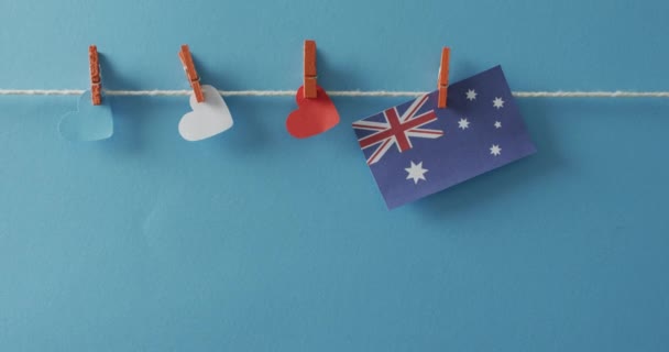 Australische Vlag Met Sterren Strepen Hartvormen Hangend Een Blauwe Achtergrond — Stockvideo