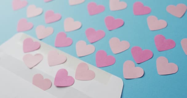 Envelop Met Papieren Hartjes Blauwe Achtergrond Valentijnsdag Valentijnsdag Liefde Feest — Stockvideo