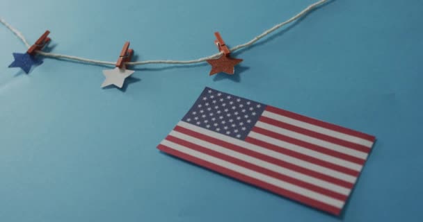 Bandera Americana Con Estrellas Rojas Azules Colgando Línea Sobre Fondo — Vídeos de Stock