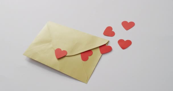 Papieren Hartjes Enveloppe Roze Achtergrond Valentijnsdag Valentijnsdag Liefde Feest Concept — Stockvideo