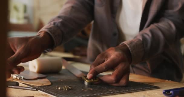 Manos Artesano Afroamericano Utilizando Herramientas Para Hacer Cinturón Taller Cuero — Vídeo de stock