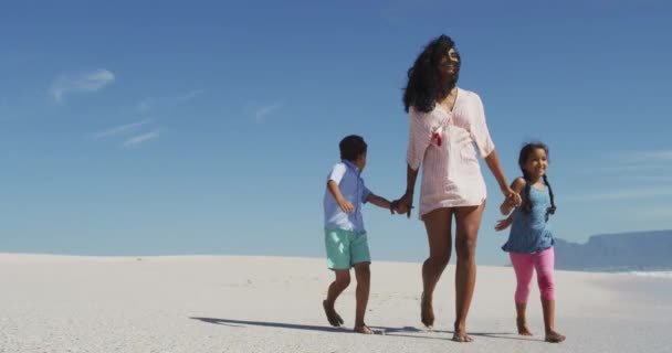 Щаслива Іспаномовна Мати Гуляє Дочкою Сином Пляжі Сімейні Канікули Вільний — стокове відео