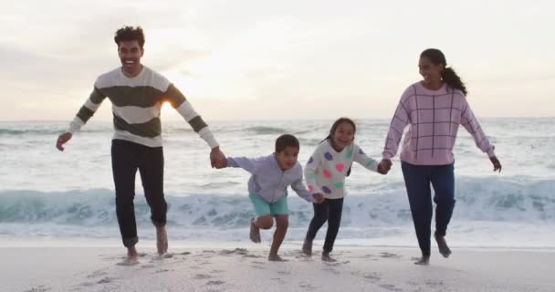 Šťastná Hispánská Rodina Běží Pláži Baví Při Západu Slunce Rodinná — Stock video