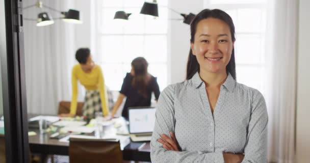 Happy Asian Businesswoman Standing Office Looking Camera Independent Creative Business — Vídeo de stock