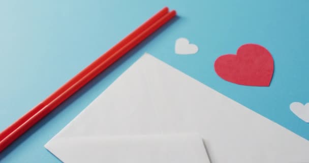 Sevgililer Gününde Üzerinde Kağıt Kalpler Mavi Arka Planda Bir Zarf — Stok video