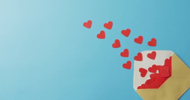 Envelop Met Papieren Hartjes Blauwe Achtergrond Valentijnsdag Valentijnsdag Liefde Feest — Stockvideo