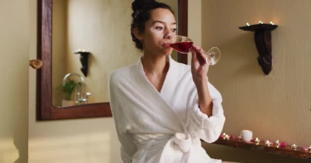 Relajada Mujer Birracial Bebiendo Vino Baño Belleza Bienestar Autocuidado Disfrutando — Vídeos de Stock