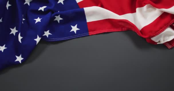 Bandiera Americana Stropicciata Con Stelle Strisce Distese Sfondo Grigio Patriottismo — Video Stock