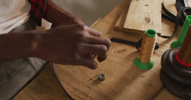 Mani Artigiano Afroamericano Che Utilizzano Strumenti Realizzare Una Cintura Laboratorio — Video Stock